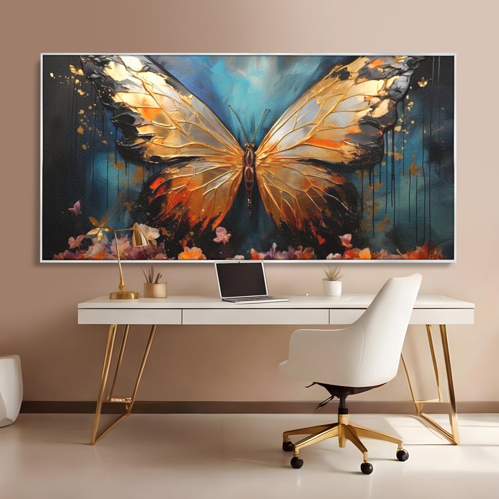 Tablou canvas cu tablou canvas cu fluture auriu si flori, in rama de aluminiu argintiu, pe perete intr-un birou